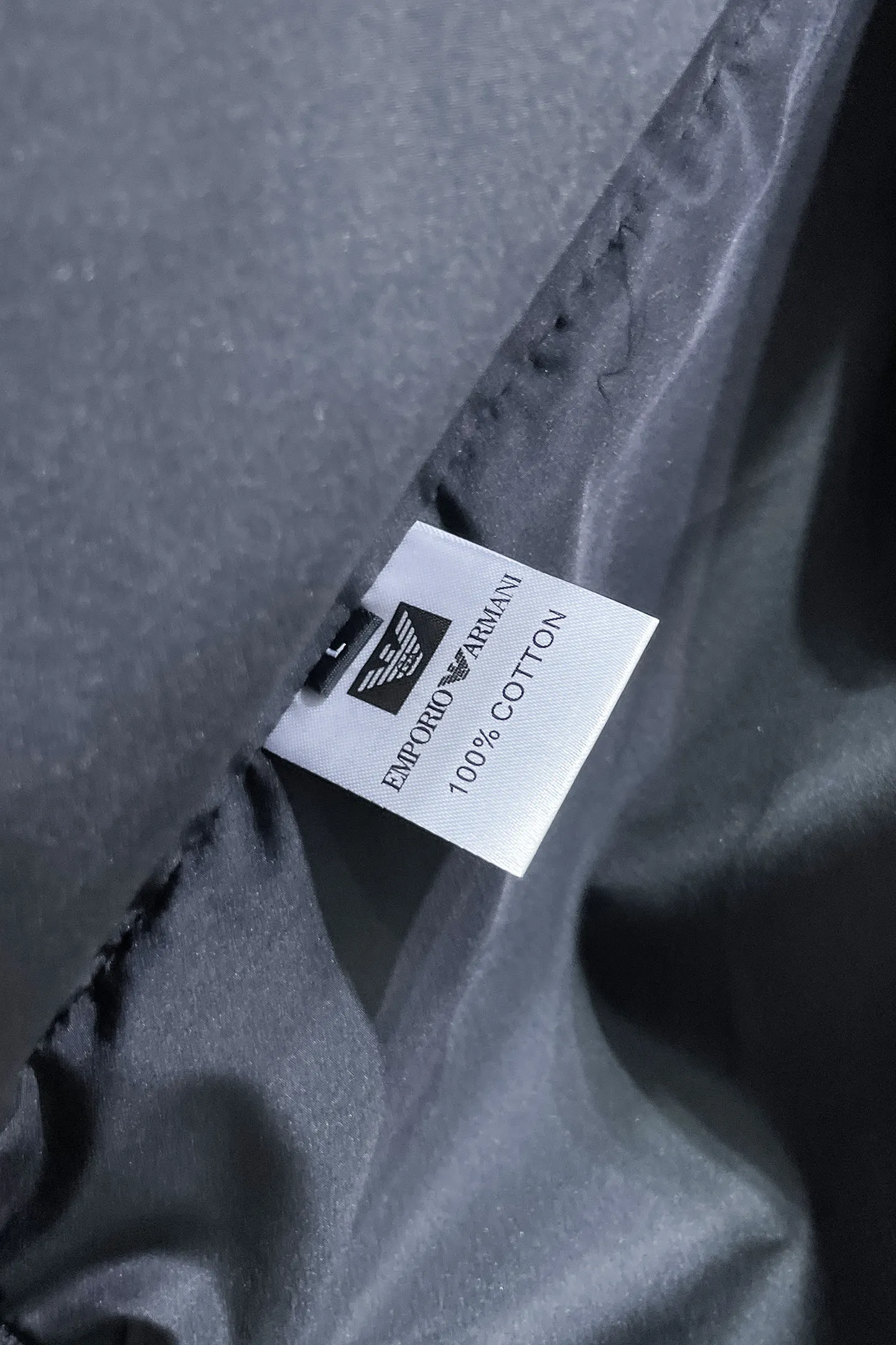 Armani official website Same Style, complete with three labels, on sale in advance. 2026 Autumn and Winter New Arrival men's jacket, Original with complete three labels, Premium version. Custom-made fabrics at the counter. Breathable, high comfort, impeccable details, brand element design concept, reflecting high quality. It feels delicate and soft, presents a casual cut, and has a great upper body shape. Sizes: M～3XL,